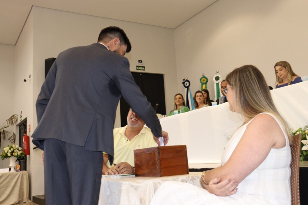 Prefeita eleita Dra. Elaine, vice-prefeita Dra. Marines e vereadores são empossados em Aral Moreira Prefeita eleita Dra. Elaine, vice-prefeita Dra. Marines e vereadores são empossados em Aral Moreira