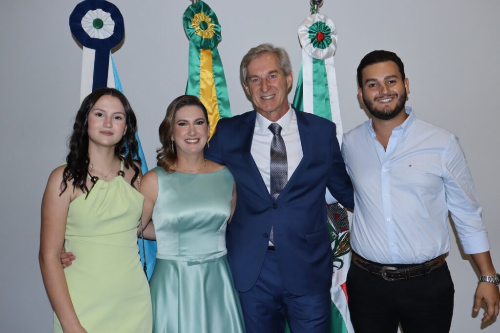 Prefeita eleita Dra. Elaine, vice-prefeita Dra. Marines e vereadores são empossados em Aral Moreira Prefeita eleita Dra. Elaine, vice-prefeita Dra. Marines e vereadores são empossados em Aral Moreira
