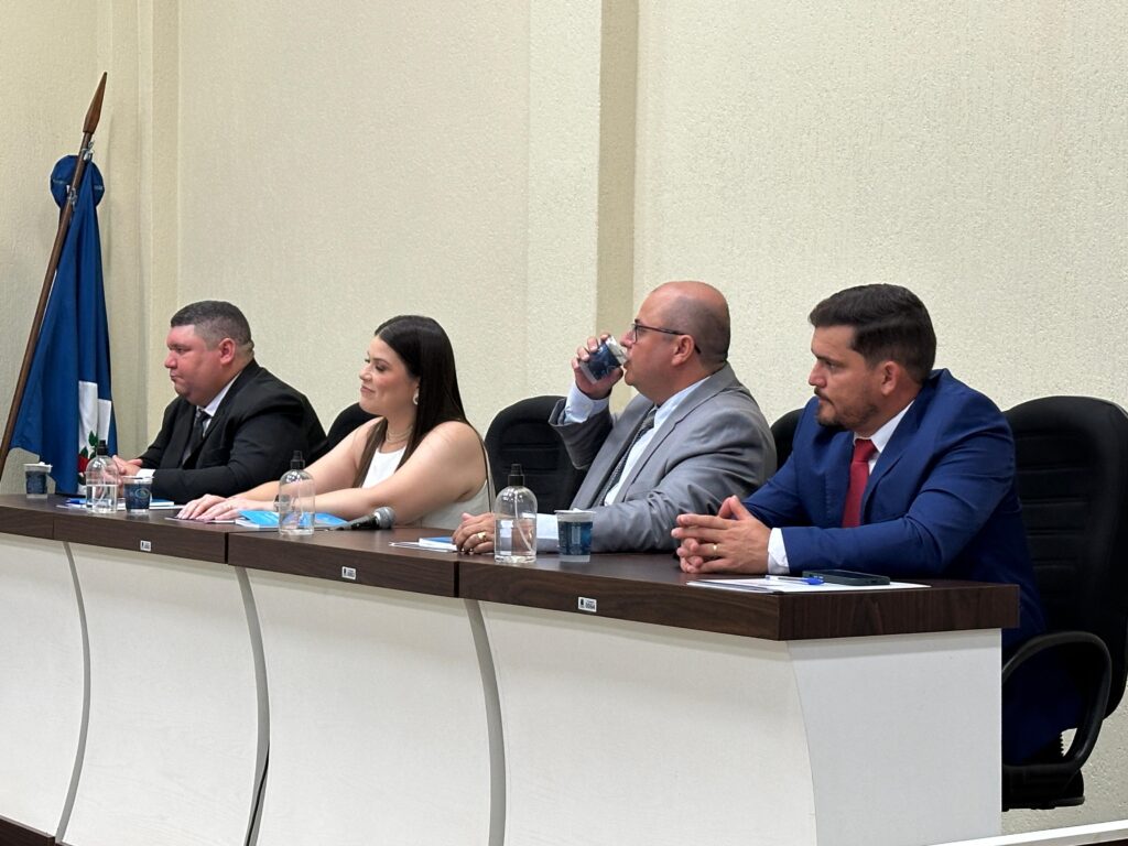 Prefeito reeleito Thalles Tomazelli, vice-prefeito Dr. Bruno e vereadores são empossados em Itaquiraí Prefeito reeleito Thalles Tomazelli, vice-prefeito Dr. Bruno e vereadores são empossados em Itaquiraí