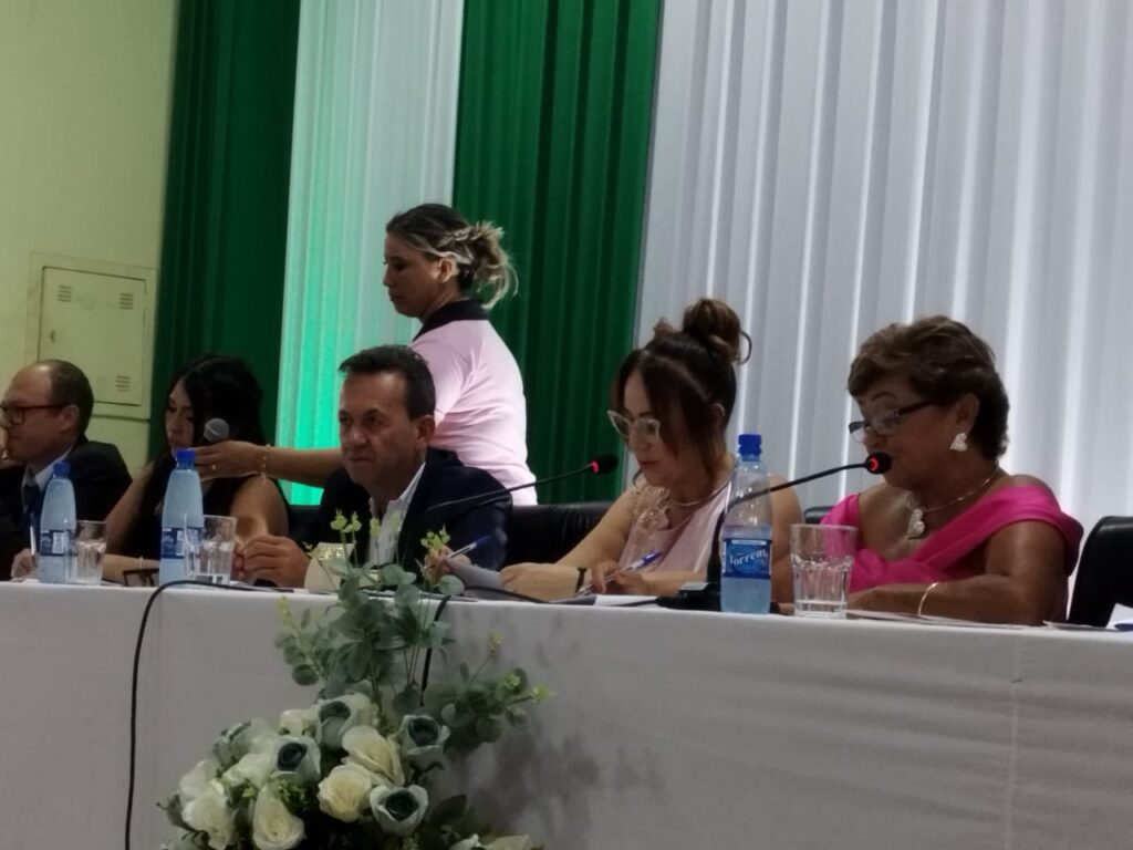 Prefeita eleita Niágara Kraievski, vice-prefeito Carlos Magno e vereadores são empossados em Coronel Sapucaia