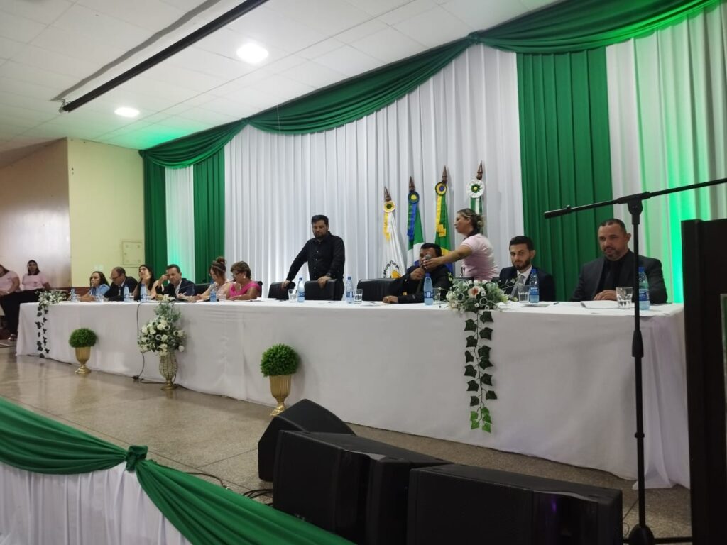 Prefeita eleita Niágara Kraievski, vice-prefeito Carlos Magno e vereadores são empossados em Coronel Sapucaia