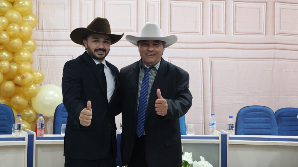 Prefeito eleito Rogério Torquetti, vice-prefeito Zé Antônio e vereadores são empossados em Tacuru Prefeito eleito Rogério Torquetti, vice-prefeito Zé Antônio e vereadores são empossados em Tacuru