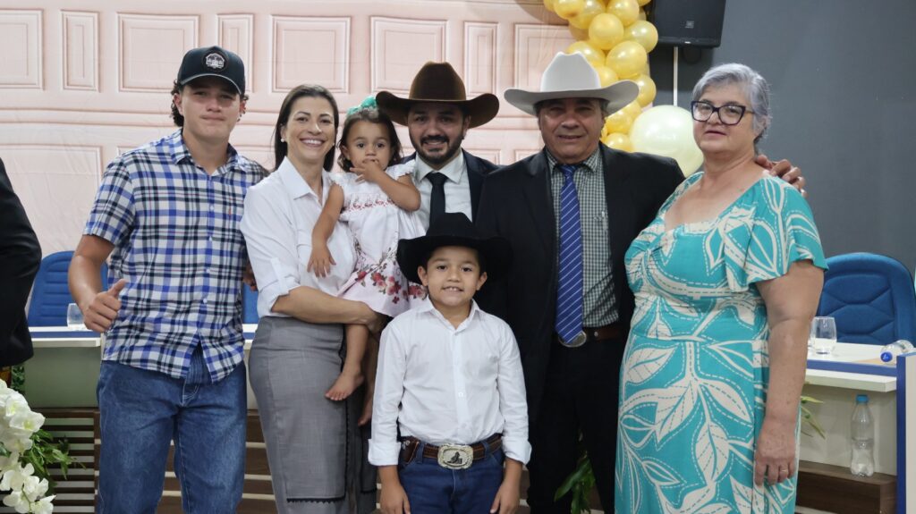 Prefeito eleito Rogério Torquetti, vice-prefeito Zé Antônio e vereadores são empossados em Tacuru Prefeito eleito Rogério Torquetti, vice-prefeito Zé Antônio e vereadores são empossados em Tacuru