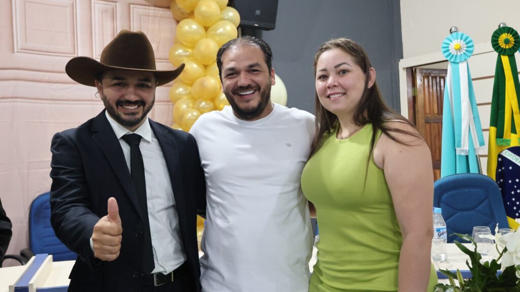 Prefeito eleito Rogério Torquetti, vice-prefeito Zé Antônio e vereadores são empossados em Tacuru Prefeito eleito Rogério Torquetti, vice-prefeito Zé Antônio e vereadores são empossados em Tacuru