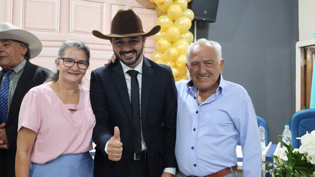 Prefeito eleito Rogério Torquetti, vice-prefeito Zé Antônio e vereadores são empossados em Tacuru Prefeito eleito Rogério Torquetti, vice-prefeito Zé Antônio e vereadores são empossados em Tacuru
