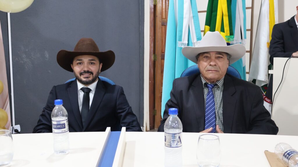 Prefeito eleito Rogério Torquetti, vice-prefeito Zé Antônio e vereadores são empossados em Tacuru Prefeito eleito Rogério Torquetti, vice-prefeito Zé Antônio e vereadores são empossados em Tacuru