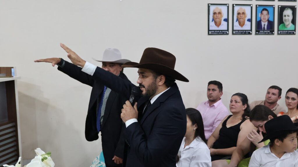 Prefeito eleito Rogério Torquetti, vice-prefeito Zé Antônio e vereadores são empossados em Tacuru Prefeito eleito Rogério Torquetti, vice-prefeito Zé Antônio e vereadores são empossados em Tacuru