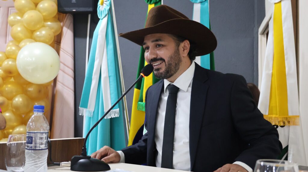 Prefeito eleito Rogério Torquetti, vice-prefeito Zé Antônio e vereadores são empossados em Tacuru Prefeito eleito Rogério Torquetti, vice-prefeito Zé Antônio e vereadores são empossados em Tacuru