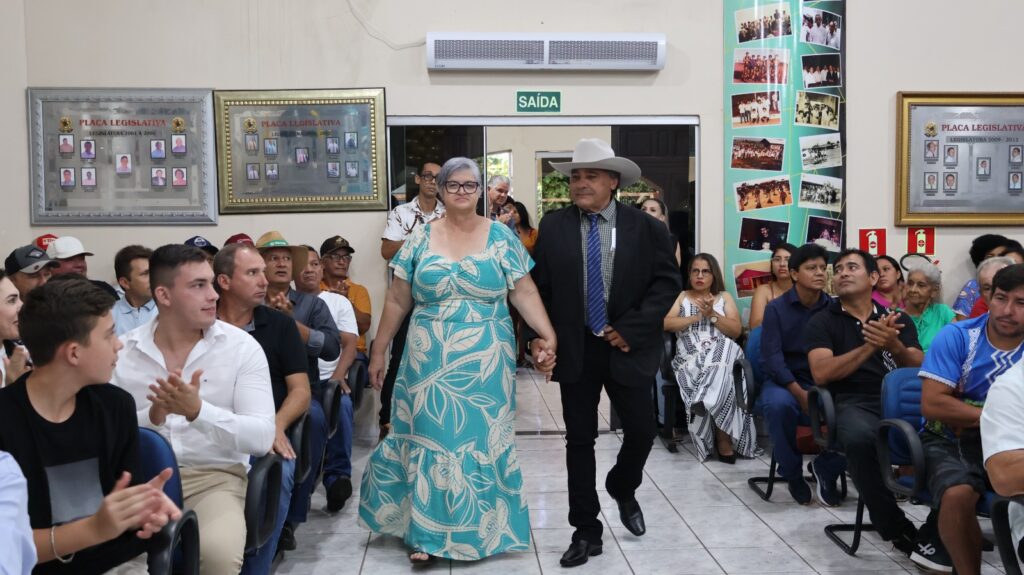Prefeito eleito Rogério Torquetti, vice-prefeito Zé Antônio e vereadores são empossados em Tacuru Prefeito eleito Rogério Torquetti, vice-prefeito Zé Antônio e vereadores são empossados em Tacuru