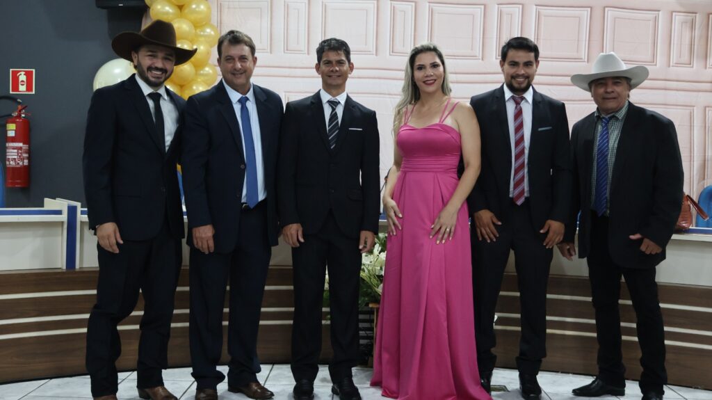 Prefeito eleito Rogério Torquetti, vice-prefeito Zé Antônio e vereadores são empossados em Tacuru Prefeito eleito Rogério Torquetti, vice-prefeito Zé Antônio e vereadores são empossados em Tacuru