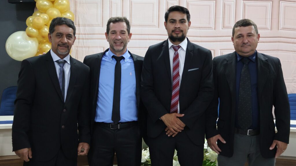 Prefeito eleito Rogério Torquetti, vice-prefeito Zé Antônio e vereadores são empossados em Tacuru Prefeito eleito Rogério Torquetti, vice-prefeito Zé Antônio e vereadores são empossados em Tacuru