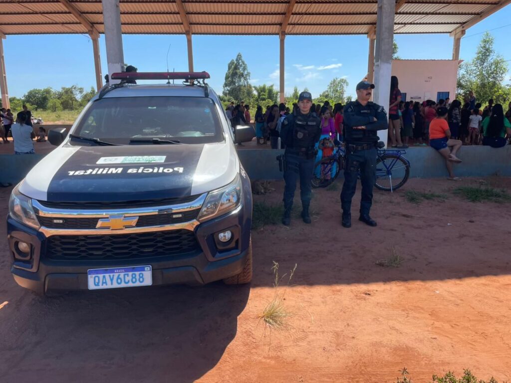 Polícia Militar garante segurança durante entrega de cestas básicas na Aldeia Limão Verde Polícia Militar garante segurança durante entrega de cestas básicas na Aldeia Limão Verde