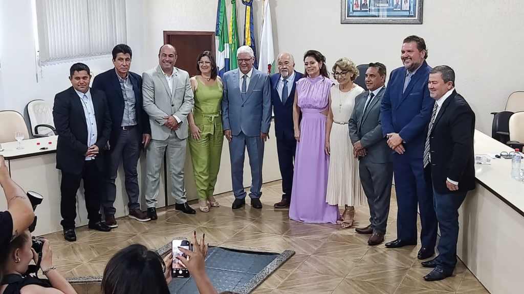 Prefeito eleito Lídio Ledesma, vice-prefeita Dra. Patrícia e vereadores são empossados em Iguatemi Prefeito eleito Lídio Ledesma, vice-prefeita Dra. Patrícia e vereadores são empossados em Iguatemi