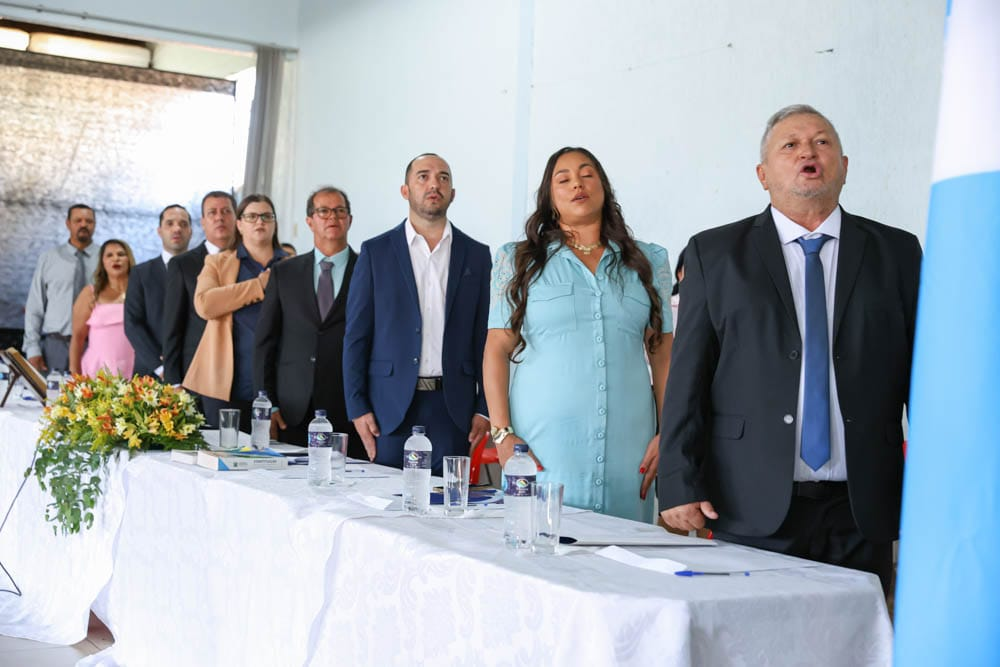 Prefeita eleita Fabiana Lorenci, vice-prefeita Simoni Palonis e vereadores são empossados em Eldorado Prefeita eleita Fabiana Lorenci, vice-prefeita Simoni Palonis e vereadores são empossados em Eldorado