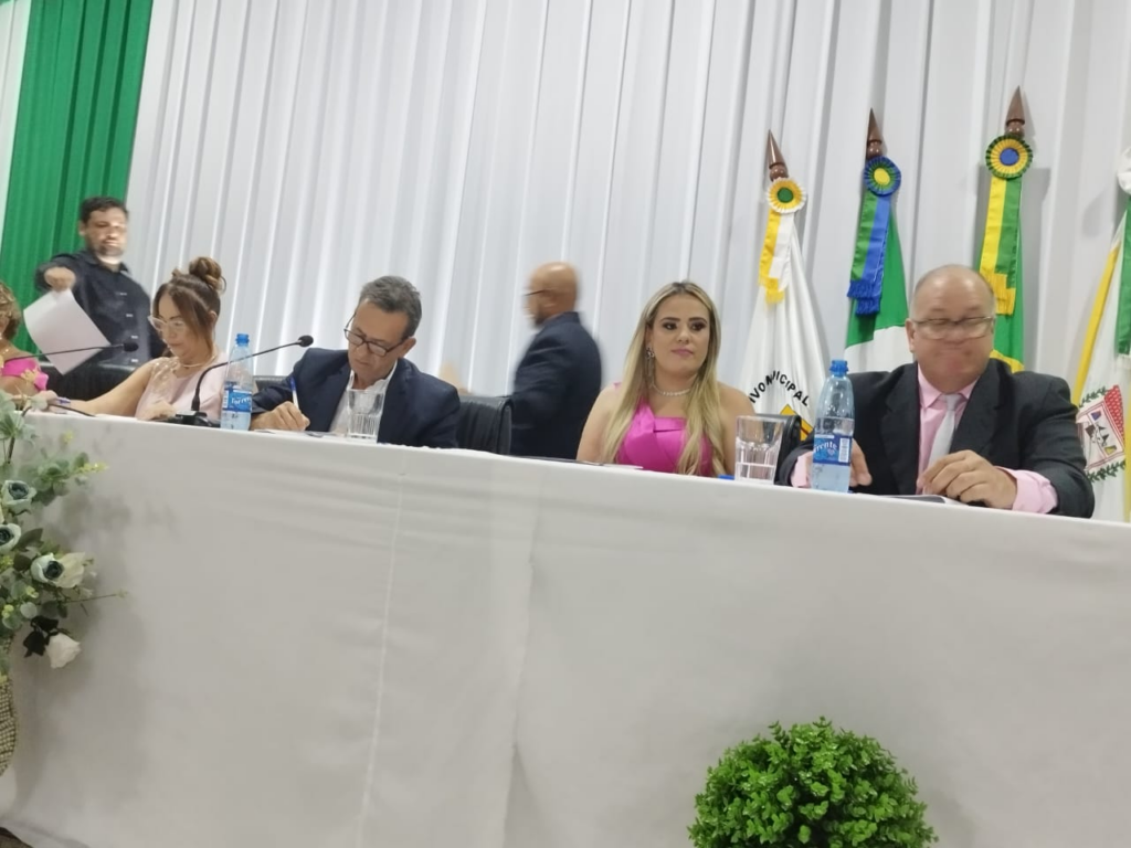 Prefeita eleita Niágara Kraievski, vice-prefeito Carlos Magno e vereadores são empossados em Coronel Sapucaia