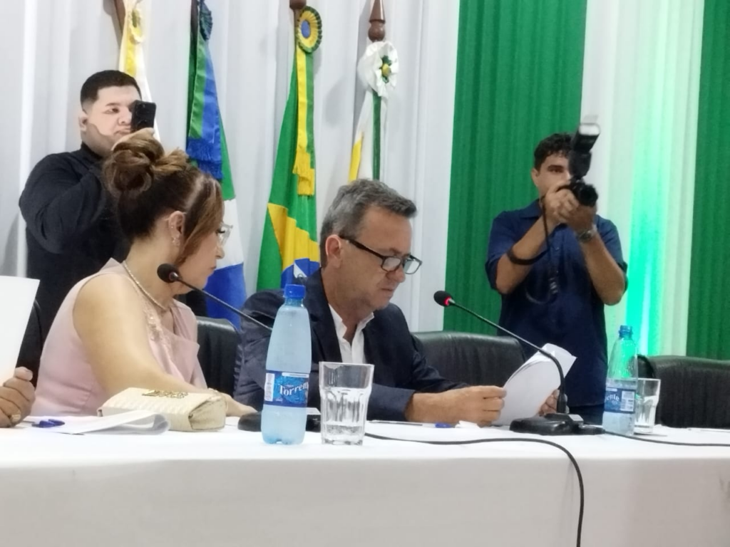 Prefeita eleita Niágara Kraievski, vice-prefeito Carlos Magno e vereadores são empossados em Coronel Sapucaia