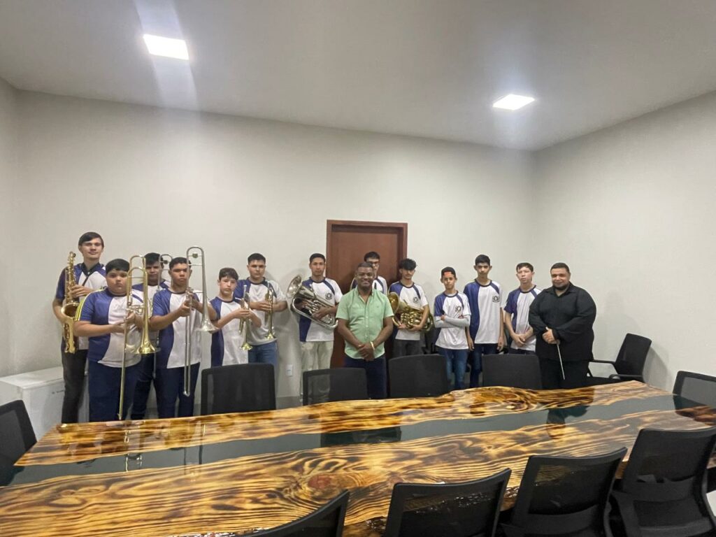 Presidente da Câmara de Paranhos, Chacal, recebe maestro Robert Henrique e Banda Ariel Moraga