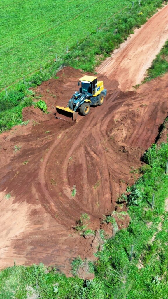 Maquinário da Secretaria de Obras trabalha na manutenção da estrada do Assentamento Rancho Loma, em Iguatemi Maquinário da Secretaria de Obras trabalha na manutenção da estrada do Assentamento Rancho Loma, em Iguatemi