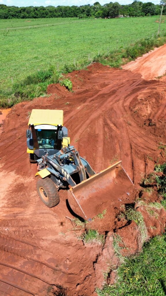 Maquinário da Secretaria de Obras trabalha na manutenção da estrada do Assentamento Rancho Loma, em Iguatemi Maquinário da Secretaria de Obras trabalha na manutenção da estrada do Assentamento Rancho Loma, em Iguatemi