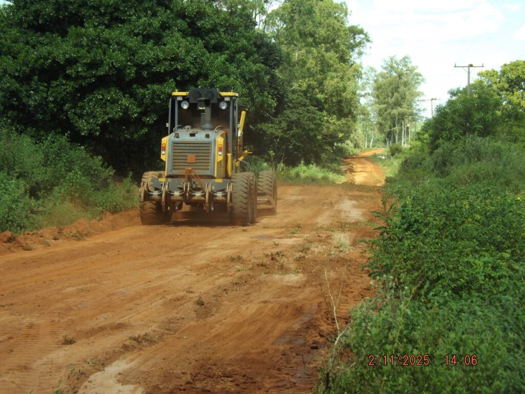 Maquinário da Secretaria de Obras trabalha na manutenção da estrada do Assentamento Rancho Loma, em Iguatemi Maquinário da Secretaria de Obras trabalha na manutenção da estrada do Assentamento Rancho Loma, em Iguatemi