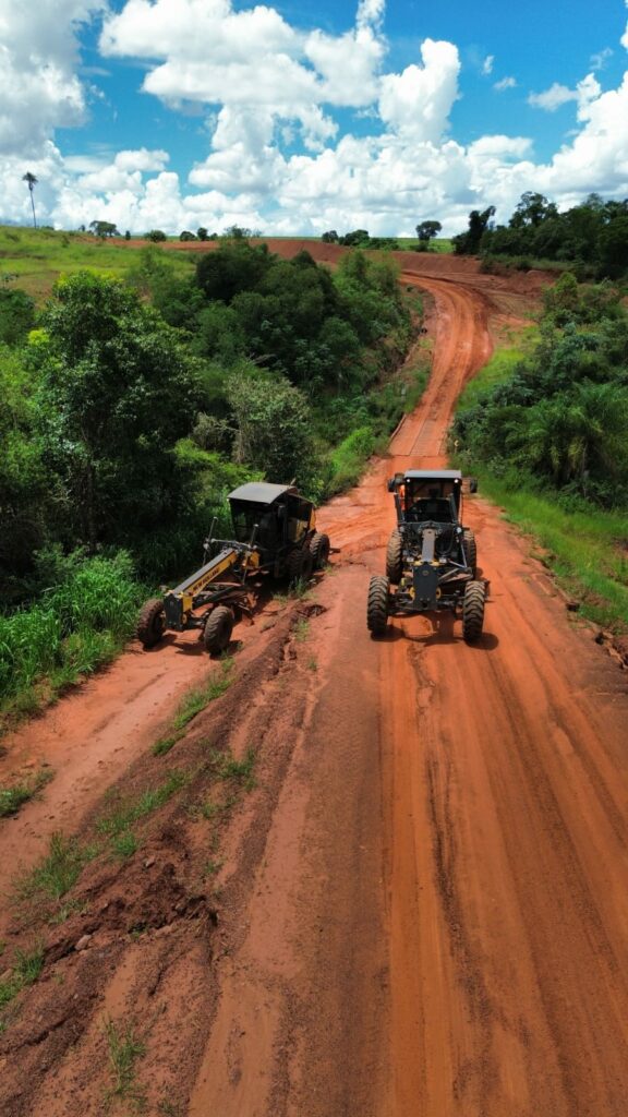 Secretaria de Obras de Iguatemi trabalha na recuperação de estrada rural no trecho do Seriguelo até a Fazenda Santo Antônio Secretaria de Obras de Iguatemi trabalha na recuperação de estrada rural no trecho do Seriguelo até a Fazenda Santo Antônio