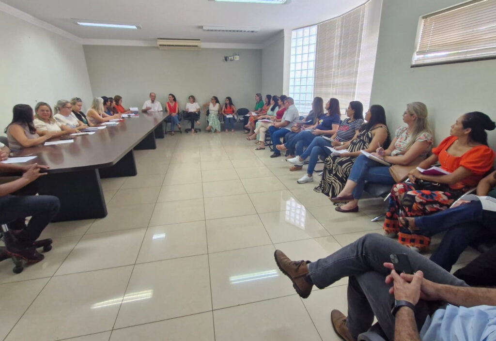 Diretores de escola participam de reunião na Prefeitura de Amambai Diretores de escola participam de reunião na Prefeitura de Amambai