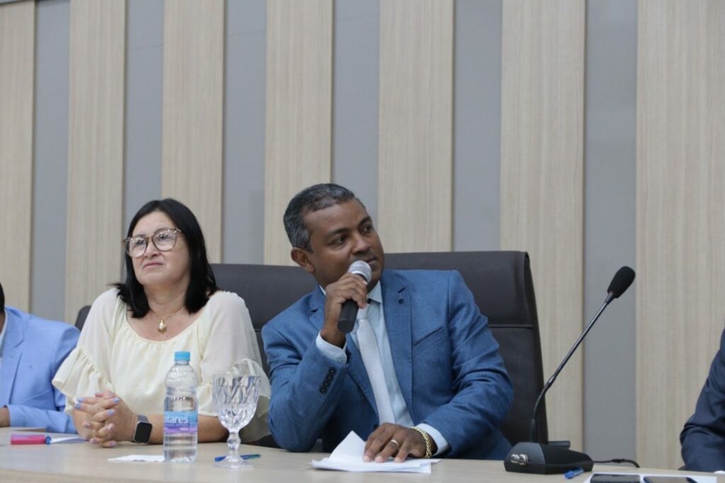 Presidente da Câmara de Paranhos, Chacal, reforça compromisso com o desenvolvimento durante 1ª Sessão Ordinária de 2025 Presidente da Câmara de Paranhos, Chacal, reforça compromisso com o desenvolvimento durante 1ª Sessão Ordinária de 2025