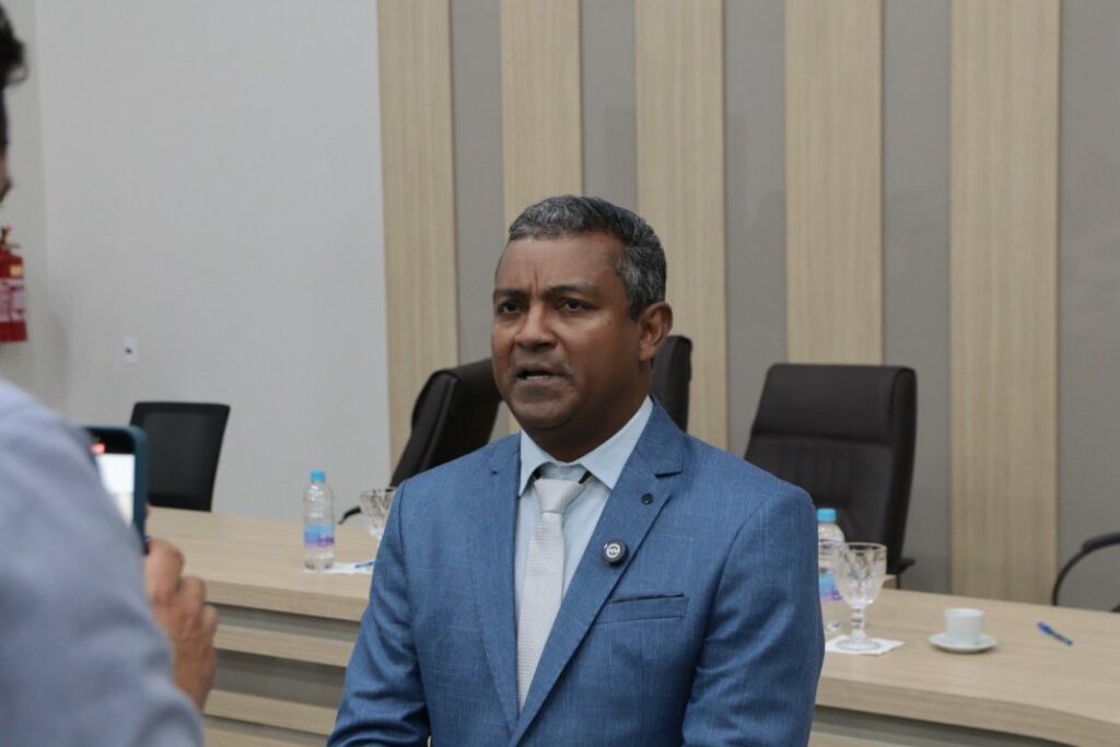 Presidente da Câmara de Paranhos, Chacal, reforça compromisso com o desenvolvimento durante 1ª Sessão Ordinária de 2025 Presidente da Câmara de Paranhos, Chacal, reforça compromisso com o desenvolvimento durante 1ª Sessão Ordinária de 2025