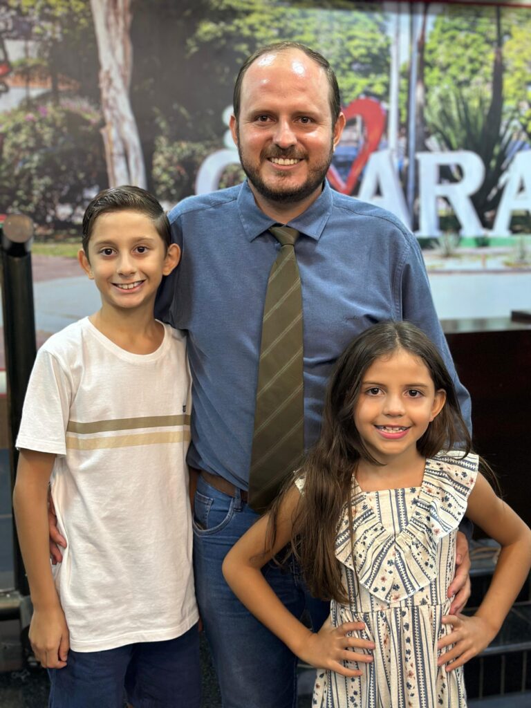 Em primeira sessão, vereador Flávio Augusto enaltece apoio da família em Caarapó Em primeira sessão, vereador Flávio Augusto enaltece apoio da família em Caarapó