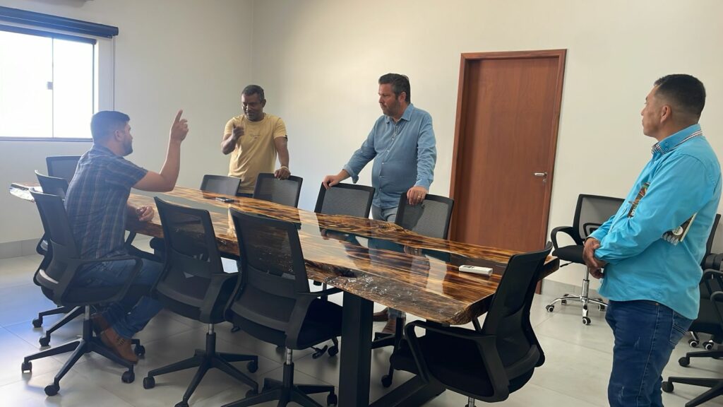 Vereadores de Paranhos recebem visita de pecuarista Vereadores de Paranhos recebem visita de pecuarista