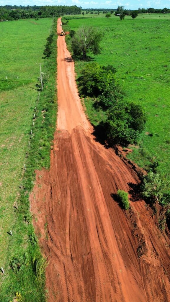 Maquinário da Secretaria de Obras trabalha na manutenção da estrada do Assentamento Rancho Loma, em Iguatemi Maquinário da Secretaria de Obras trabalha na manutenção da estrada do Assentamento Rancho Loma, em Iguatemi