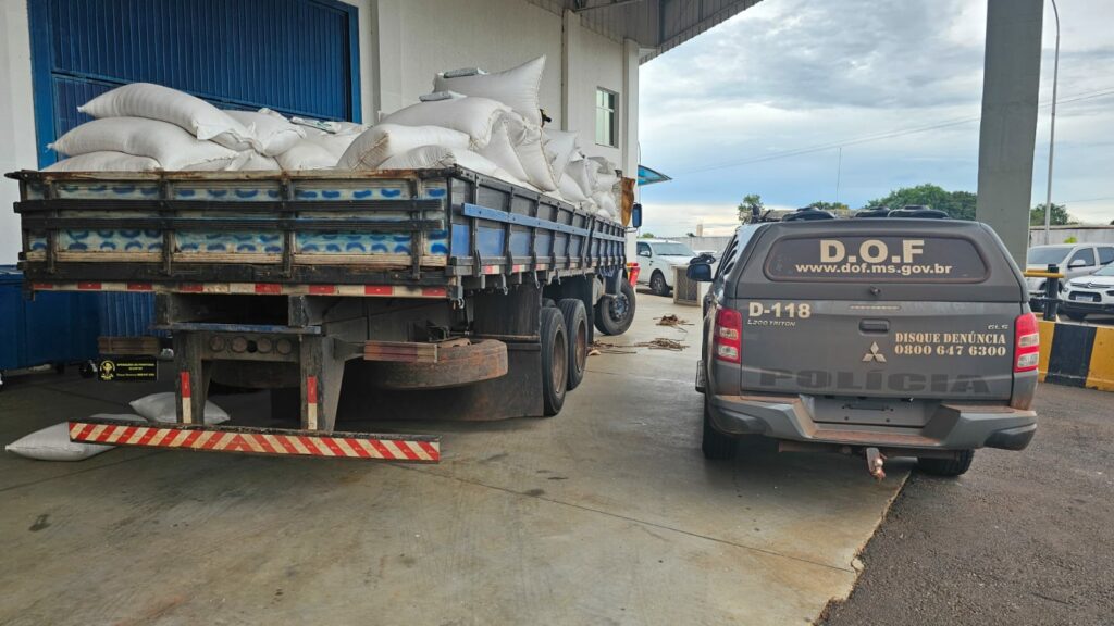 Caminhão que seguia para São Paulo com quase uma tonelada de defensivo agrícola ilegal é apreendido pelo DOF em Iguatemi Caminhão que seguia para São Paulo com quase uma tonelada de defensivo agrícola ilegal é apreendido pelo DOF em Iguatemi