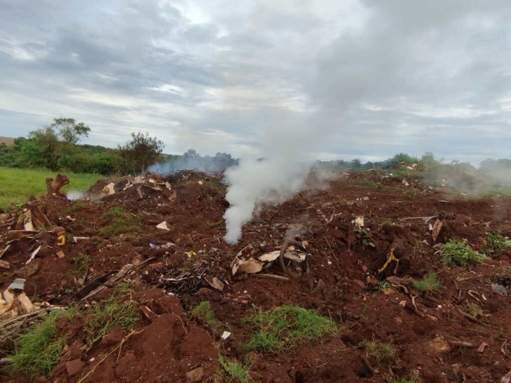 Fogo subterrâneo em aterro incomoda moradores e gera impacto ambiental em Amambai