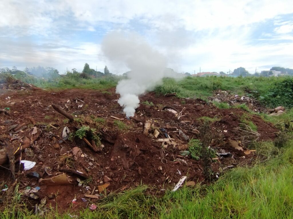 Fogo subterrâneo em aterro incomoda moradores e gera impacto ambiental em Amambai