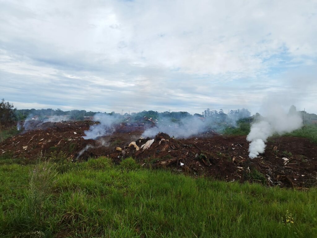 Fogo subterrâneo em aterro incomoda moradores e gera impacto ambiental em Amambai