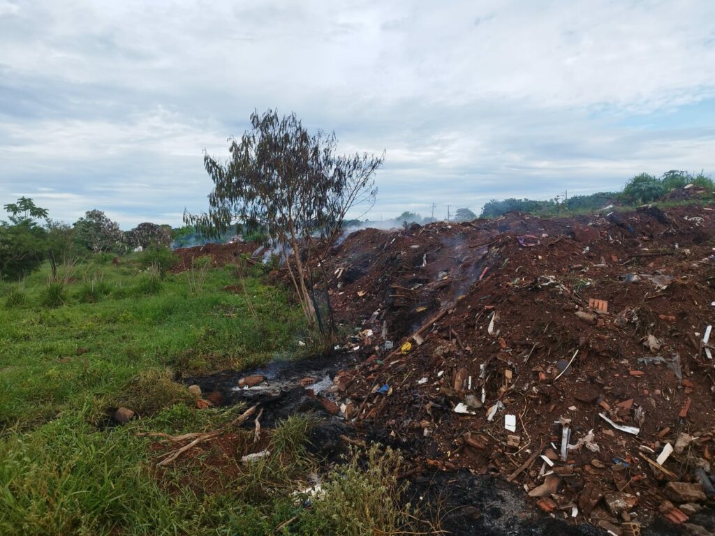 Fogo subterrâneo em aterro incomoda moradores e gera impacto ambiental em Amambai