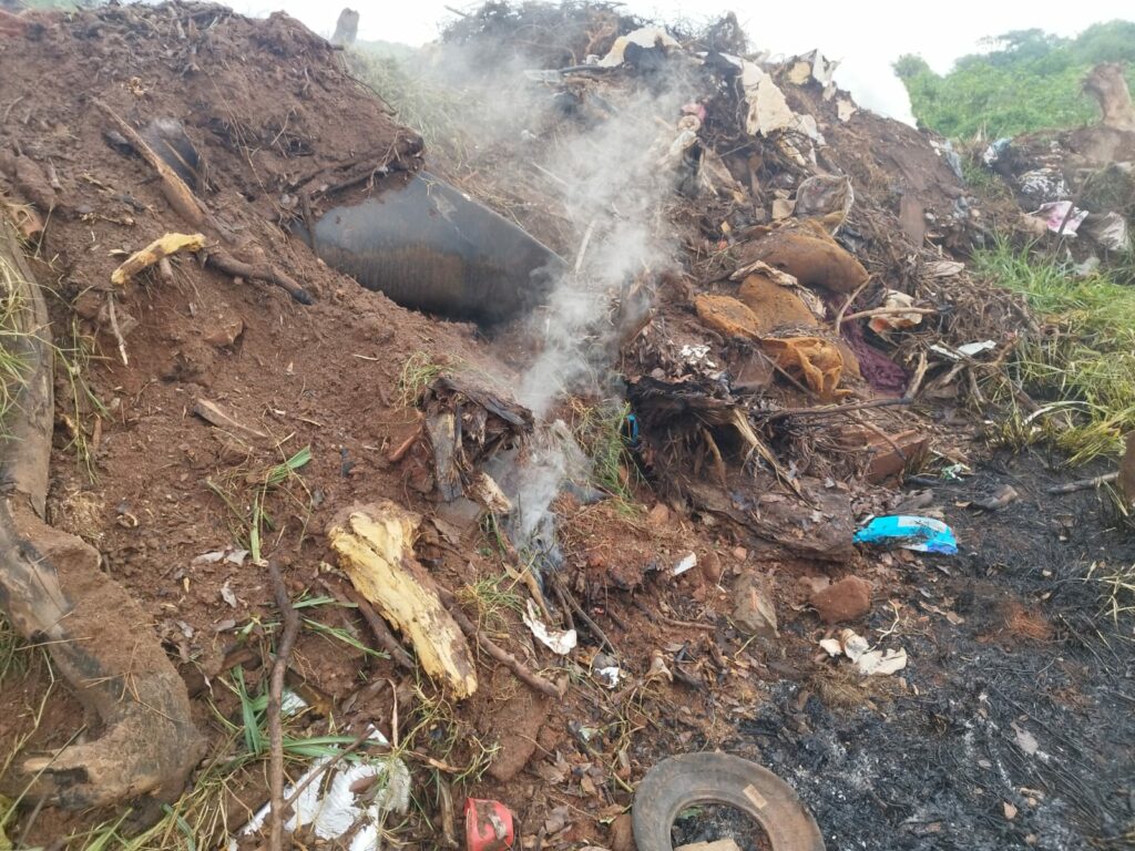 Fogo subterrâneo em aterro incomoda moradores e gera impacto ambiental em Amambai