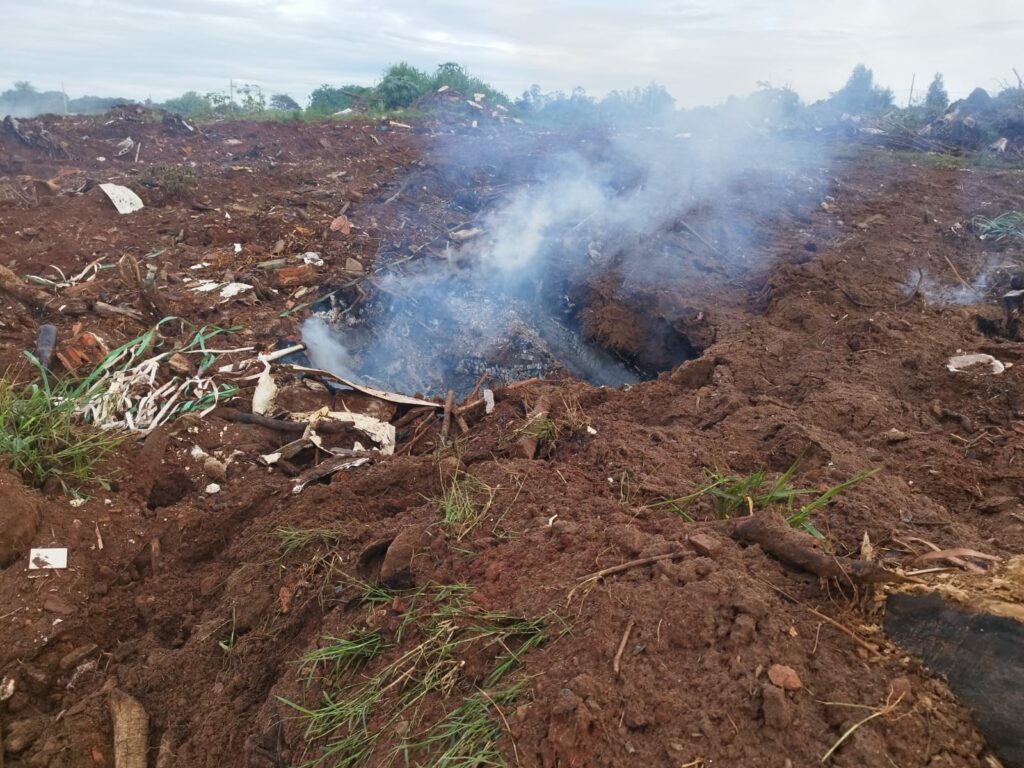 Fogo subterrâneo em aterro incomoda moradores e gera impacto ambiental em Amambai