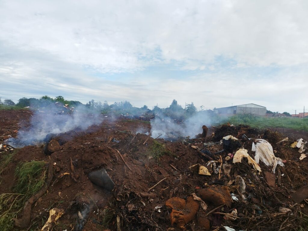 Fogo subterrâneo em aterro incomoda moradores e gera impacto ambiental em Amambai