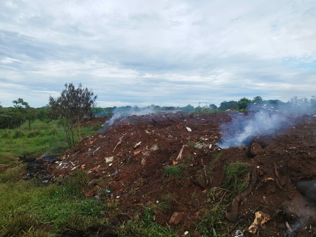 Fogo subterrâneo em aterro incomoda moradores e gera impacto ambiental em Amambai