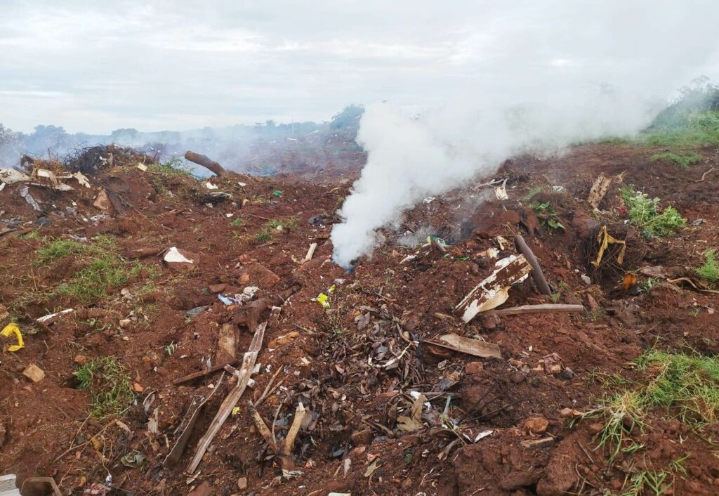 Fogo subterrâneo em aterro incomoda moradores e gera impacto ambiental em Amambai