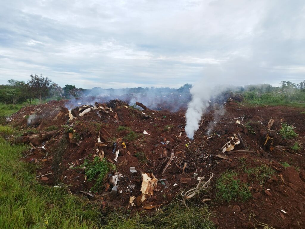 Fogo subterrâneo em aterro incomoda moradores e gera impacto ambiental em Amambai