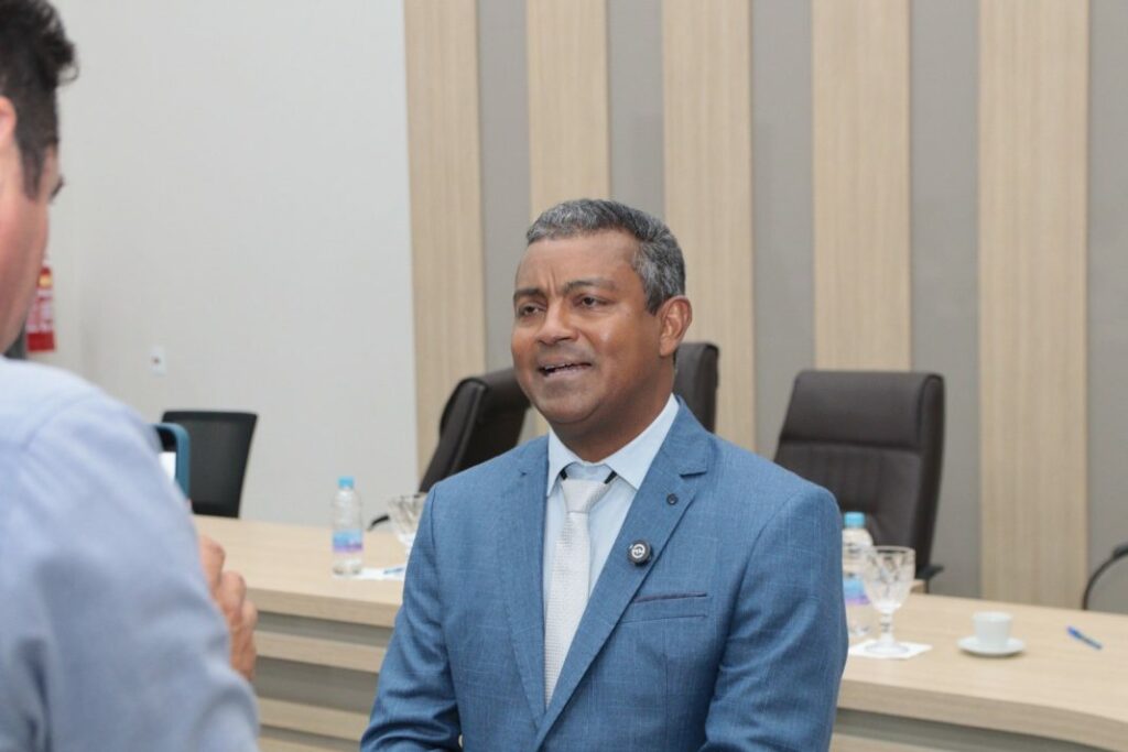 Presidente da Câmara de Paranhos, Chacal, reforça compromisso com o desenvolvimento durante 1ª Sessão Ordinária de 2025 Presidente da Câmara de Paranhos, Chacal, reforça compromisso com o desenvolvimento durante 1ª Sessão Ordinária de 2025