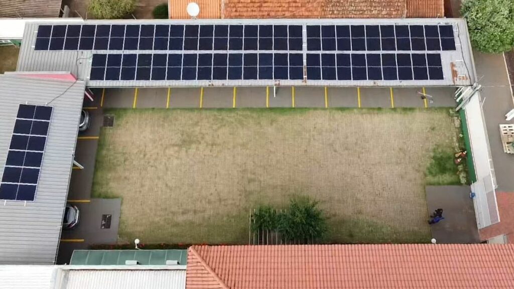 Câmara Municipal de Caarapó implanta usina de energia solar e se torna pioneira no setor público local Câmara Municipal de Caarapó implanta usina de energia solar e se torna pioneira no setor público local