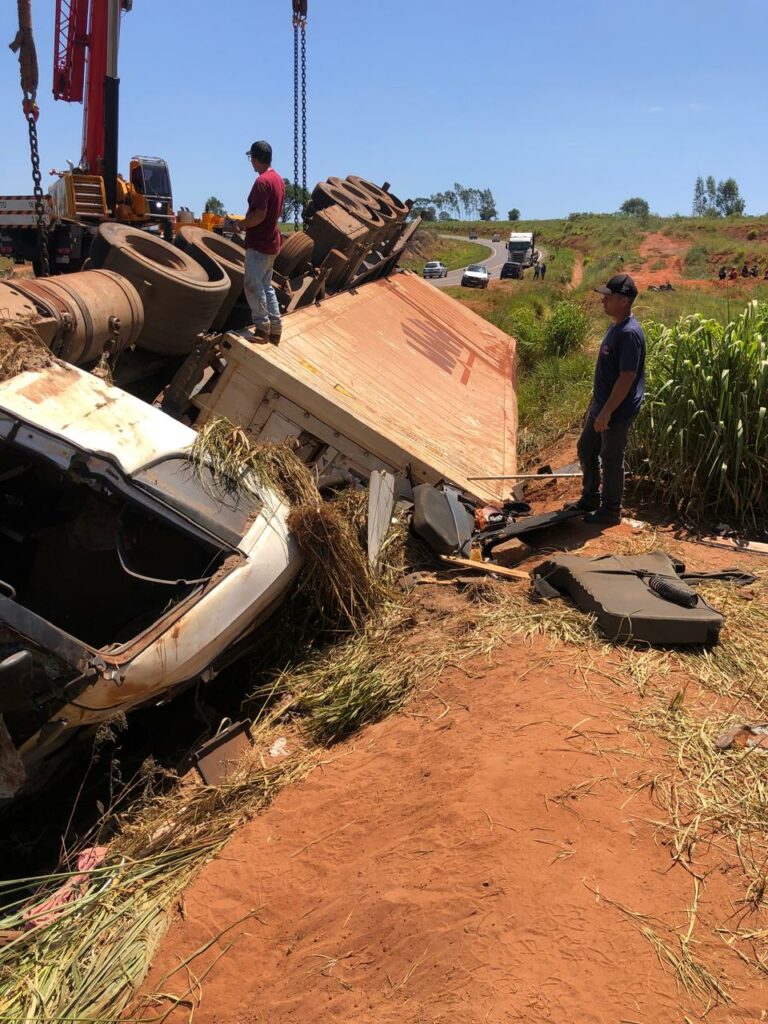 Trabalhos para retirada de carreta que tombou exigiram uso de guindaste na MS-386, em Japorã Trabalhos para retirada de carreta que tombou exigiram uso de guindaste na MS-386, em Japorã