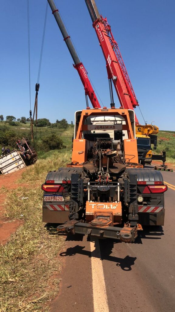 Trabalhos para retirada de carreta que tombou exigiram uso de guindaste na MS-386, em Japorã Trabalhos para retirada de carreta que tombou exigiram uso de guindaste na MS-386, em Japorã