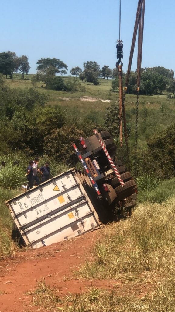 Trabalhos para retirada de carreta que tombou exigiram uso de guindaste na MS-386, em Japorã Trabalhos para retirada de carreta que tombou exigiram uso de guindaste na MS-386, em Japorã