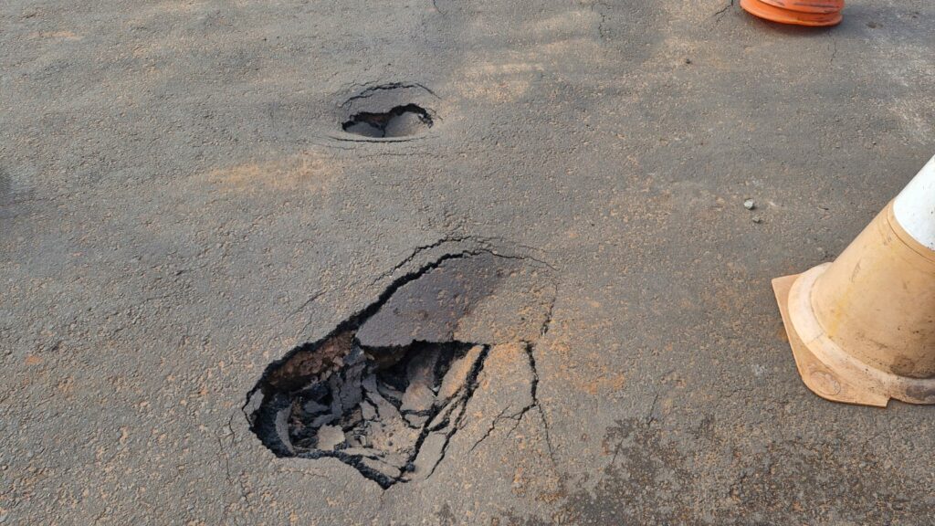 Prefeitura alerta população sobre erosão na via entre Pôr do Sol I e II e cobra reparos da empresa responsável Prefeitura alerta população sobre erosão na via entre Pôr do Sol I e II e cobra reparos da empresa responsável