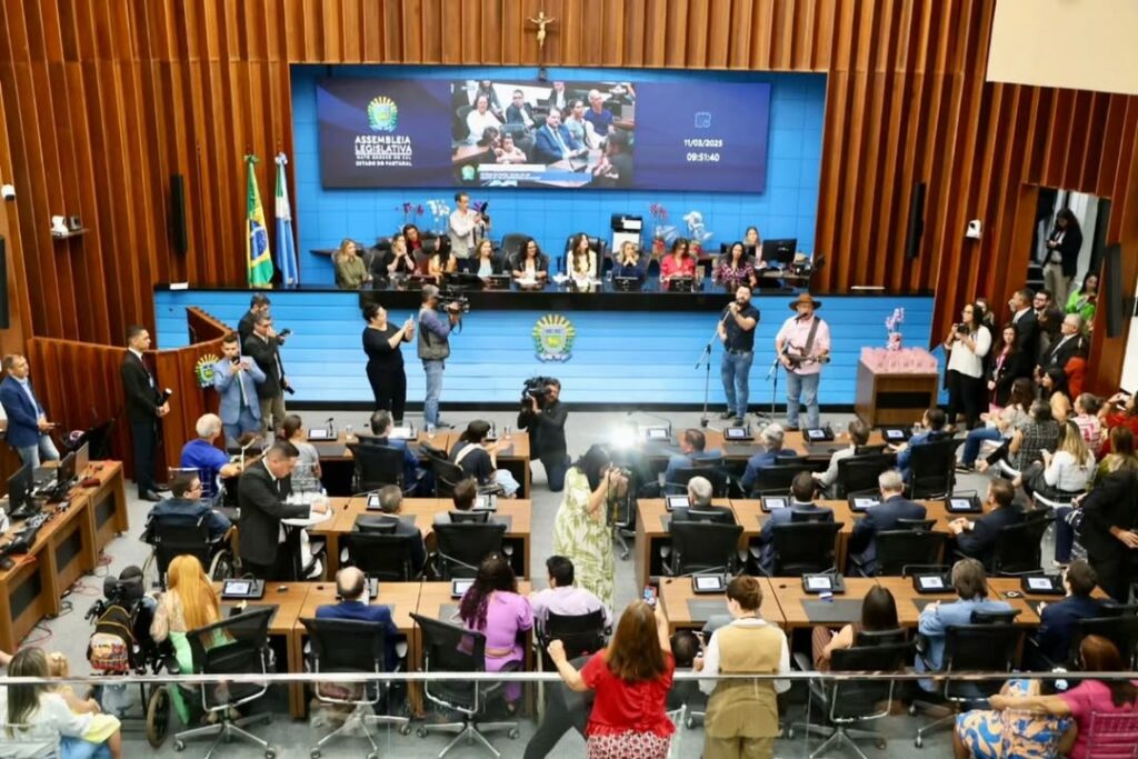Deputada Mara Caseiro destaca sessão solene da ALEMS em homenagem às mulheres, com a entrega do Troféu Celina Jallad Deputada Mara Caseiro destaca sessão solene da ALEMS em homenagem às mulheres, com a entrega do Troféu Celina Jallad