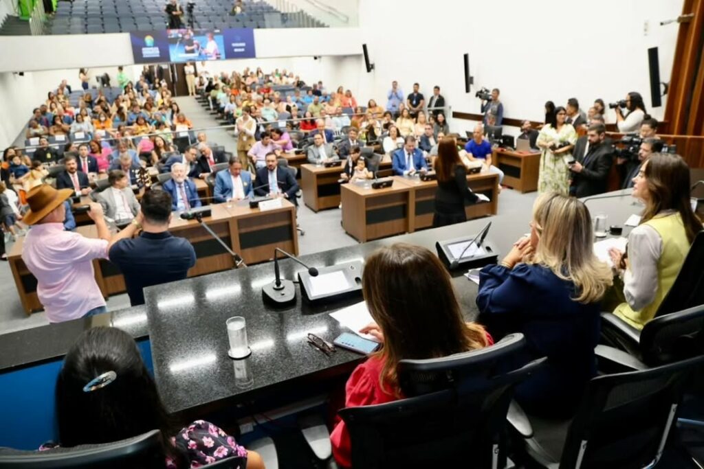 Deputada Mara Caseiro destaca sessão solene da ALEMS em homenagem às mulheres, com a entrega do Troféu Celina Jallad Deputada Mara Caseiro destaca sessão solene da ALEMS em homenagem às mulheres, com a entrega do Troféu Celina Jallad